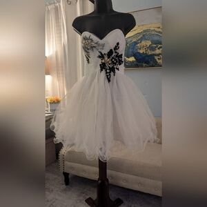Bee Darlin Beautiful White/Black Formal / Prom dress Juniors Size 11/12